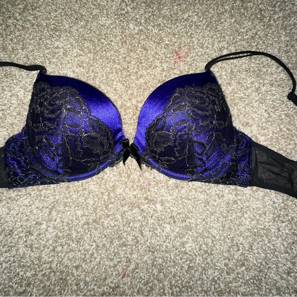 Victoria’s Secret very sexy plunge sz 32d bra